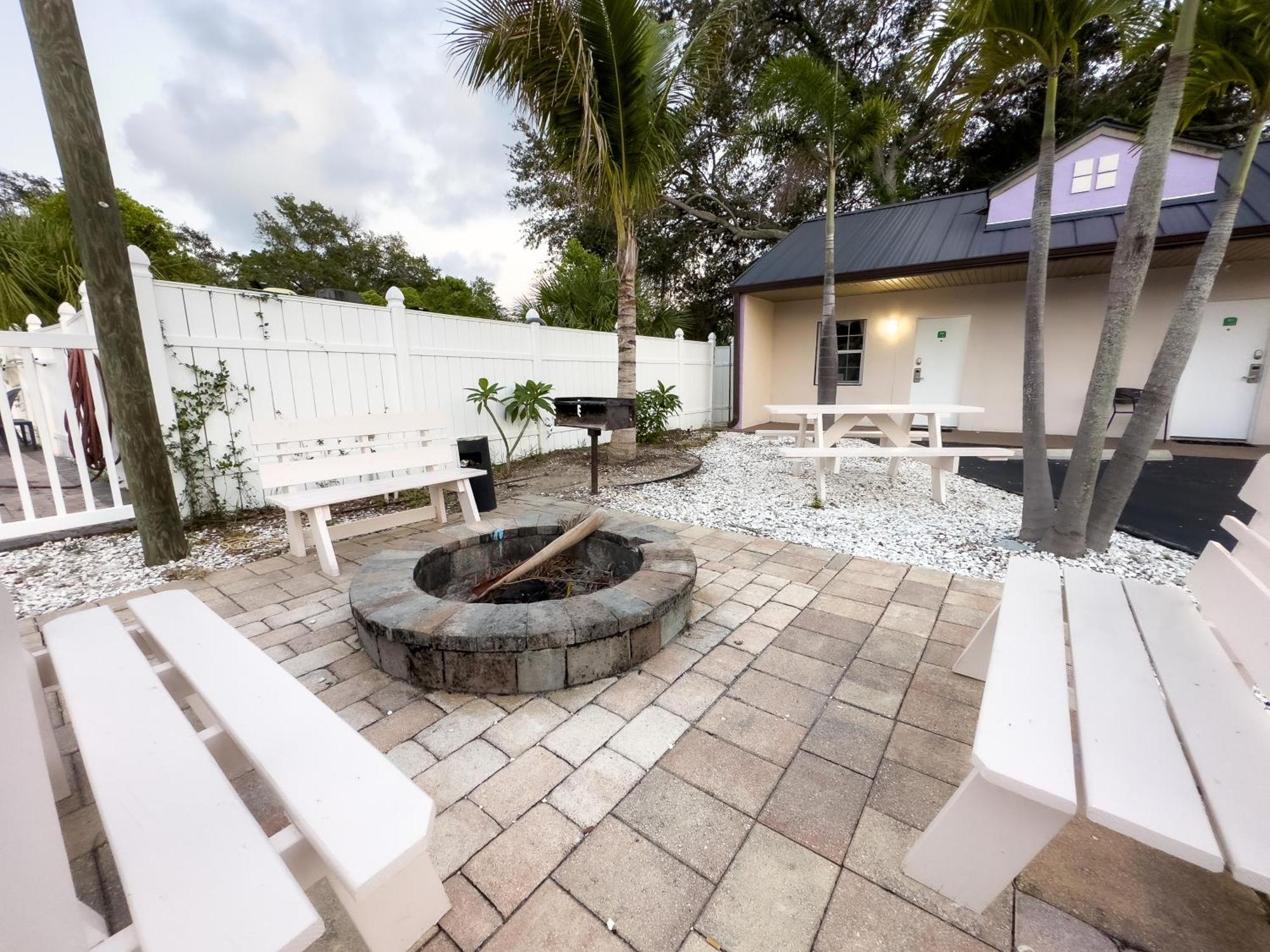 2Q Beds Studio Apt With Shared Pool 01 Clearwater Exterior photo