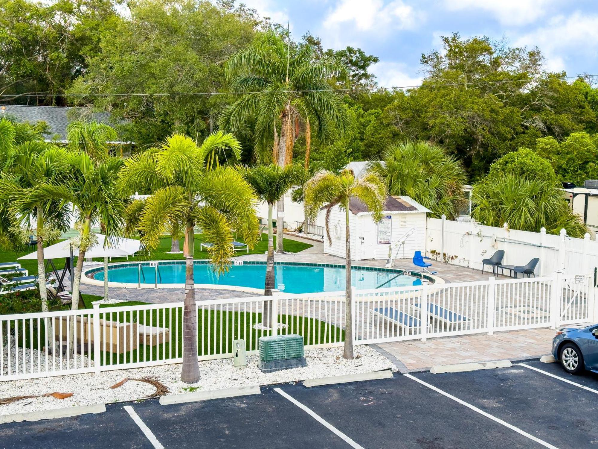 2Q Beds Studio Apt With Shared Pool 01 Clearwater Exterior photo